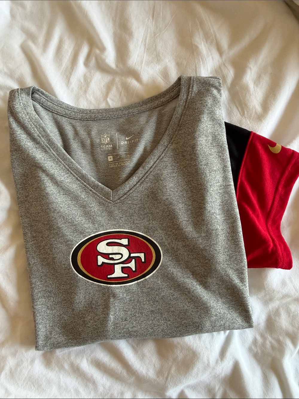Nike Women’s V-Neck San Francisco 49ers Tee with Red Sleeve Accents